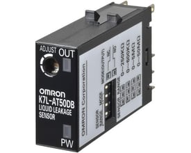 Omron K7L-AT50DB niveauregulator med væskelækagesensor og justerbar responstid, vist med stikforbindelse og kontakter.