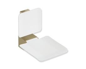 HEWI System 900 klapsæde med ryglæn i hvid og messing, vist udfoldet set skråt forfra; siddefladen måler 450 x 450 mm.