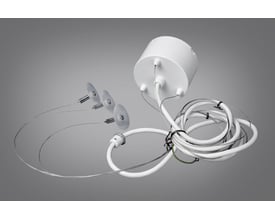 Nanna 5-polet pendelkit i hvid plast med fem wirehængere og tilhørende kabler samlet med strips.