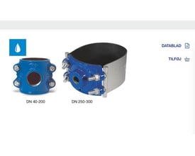 To AVK anboringsbøjler i blå epoxybelagt duktiljern, vist fra forskellige vinkler på hvid baggrund.