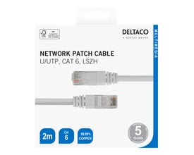 Emballagen til Deltaco Cat6-netværkskabel på 2 meter viser det hvide kabel med gennemsigtige RJ45-stik.