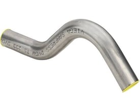 Viega G1 Sanpress Inox overbøjning i rustfrit stål, 15 x 15 mm, vist isoleret på hvid baggrund med guldfarvede endepropper.