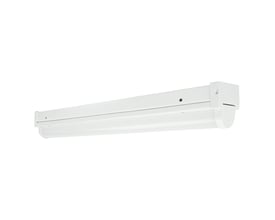 LEDVANCE Linear Ultra Output LED-armatur i hvid, 600 mm og 21 W, set skråt forfra med den lange lysspreder synlig.