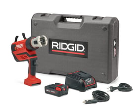 Komplet sæt af Ridgid RP350 pistolgreb akku pressmaskine med 18V 2,5Ah batteri, oplader og transportkuffert.