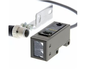 Omron fotoelektrisk sensor, diffus, med 700mm rækkevidde og M12-stik, monteret vandret med beslag.