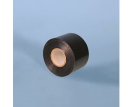 Sort isolerbånd i vinyl fra Stokvis, 50 mm bredt og 20 meter langt, rullet sammen med den åbne kerne synlig.
