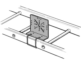 Nærbillede af Legrand P31 monteringspladen på en gitterbakke, der viser monteringshuller og fastgørelsesmekanisme.