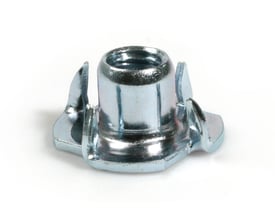 Indslagsmøtrik M6 med forzinket finish og tre pigge til fastgørelse i træ, viser M6 gevind indvendigt.