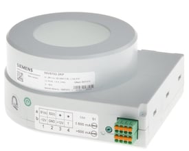 Siemens summationsstrømtransformator, type B, 60 mm, model 5SV8702-2KP med 10 mA/10 A udgang. Nærbillede af mærkater med tekniske specifikationer og grønne skrueterminaler ses.