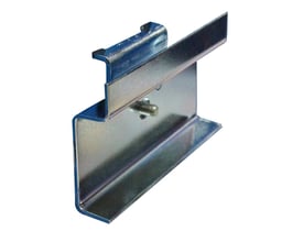 Ophæng til enkelt plastkasse nr. 3 eller 4 fra Maskinfabrikken Universal, lavet af galvaniseret metal med dobbelt bagplade og skrue.