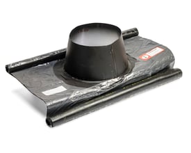 Metalbestos skorsten inddækning i sort materiale med 250mm udvendig diameter og 0-5 graders flex på en hvid baggrund.