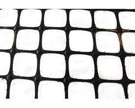 Sort biaxialt geonet BG Byggros GS-GRID B30/30 med stive knudepunkter og tydelig rudestruktur.