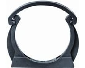 Georg Fischer rørbærer i PP til 20 mm rør med integreret låsebøjle, klar til montering.