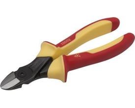 Bahco isoleret sidebidetang Ergo 140mm med to-komponent håndtag i rød og gul, isoleret til 1000V, på hvid baggrund.