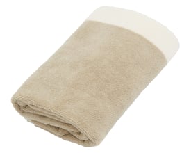 Vipp 104 håndklæde i khaki, foldet med blød frotté og lys kant; modellen måler 76 x 135 cm.