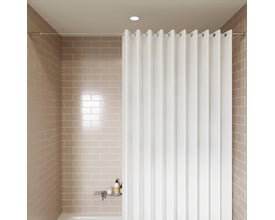 HeFe Wireline New Look badeforhængsstang i stål monteret over badekar med hvidt badeforhæng og beige fliser.