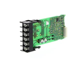 Omron Optionskort K33-L1A til Slot B med 4-20mA udgang og 12VDC sensor strømforsyning monteret på grønt printkort.