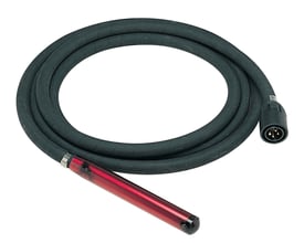 Mekanisk stavvibrator til Enar motoraggregat, 40 mm diameter og 1,5 m slange, med klar rød vibratorhoved og sort kabel.