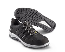 Sika Footwear Maddox Black-Grey Low sikkerhedssko set fra siden og underside af sål, viser skridsikkert mønster og energireturnerende materiale.