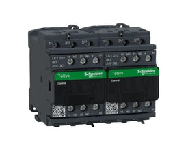Schneider Electric TeSys D reverserende kontaktor, 12A, 3-polet med 2 NO og 2 NC kontakter, 24V DC spole, vist fra en let skrå vinkel.