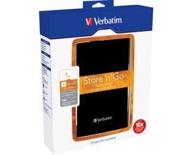 Verbatim Store’n’Go ekstern harddisk på 1 TB i sort ses gennem emballagens vindue, og pakken angiver USB 3.0.