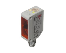 Carlo Gavazzi fotoaftaster PD30CNT15NPM5R med gråt hus, rød frontflade og gevindtilslutning, set skråt forfra.