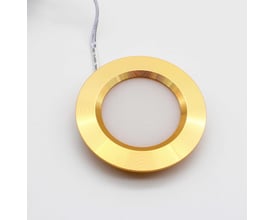 LEDlife Reco68 møbelspot i guldfarvet aluminium med en diameter på 6,8 cm, hvid diffuser og tilslutningskabel.