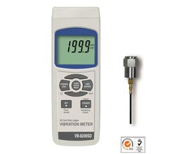 Elma VB8206SD vibrationsmåler med tydelig skærm og måleprobe, inklusive certificeringsmærker for kvalitet og overensstemmelse.