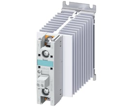 Siemens 3RF2 solid-state kontaktor med 30A strømkapacitet og integreret køleplade, vist fra siden.