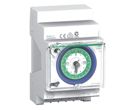 Detaljebillede af Schneider Electric mekanisk kontaktur IH, der viser den grønne 24-timers urskive med hvide tidssegmenter og sort viser.