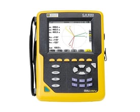 Elma Instruments CA 8333 Qualistar elforsyningsanalysator set lidt fra siden, fremviser den gule og sorte enhed med dens tydelige knapper og skærm, som viser målinger.