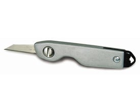 Nærbillede af Stanley foldeknivens udløserknap og sølvfarvede metalhåndtag med en sort ende.