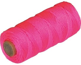 Rulle af fluoriserende rød murersnor på 76 meter med 0,75 mm diameter og 50 kg brudstyrke.