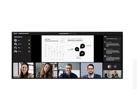 Samsung digital signage-skærm LH105QPD5BGXEN set forfra med videomøde, deltagerfelter og præsentationsoversigt på skærmen.