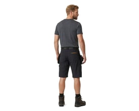 Kansas Evolve 132074 sorte arbejdsshorts i størrelse C48 set bagfra på en model med værktøjslommer.
