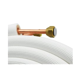 LuftX® isoleret kobberrør med 1/4" og 3/8" dimensioner, vist med messingfittings og hvid isolering.