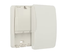 Hvid Delock Keystone-påbygningsboks type 86262 med tre porte, vist med yderlåget åbent ved siden af boksen.