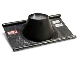 Kierulff Metalestos ConneXt inddækning i sort metal og plast, der viser den medfølgende krave og emballage.