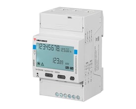 Carlo Gavazzi EM540 3-faset elmåler med display og synlige tilslutningsklemmer, set skråt forfra.