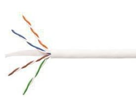 Systimax U/UTP Kat6 datakabel i hvid LSZH, vist med afskåret ende der afslører de snoede par i orange, blå, brun og grøn.