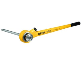 Rems hånd-gevindskæreklup Eva med 1/2" rør monteret, klar til gevindskæring på hvid baggrund.