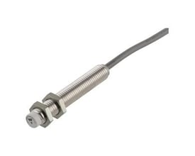 Carlo Gavazzi induktiv aftaster ICS08L45N40A2IO med M8-gevind, 4 mm rækkevidde og kabel, vist skråt fra siden.