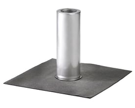 Jual faldstammeinddækning Ø 110 mm med dobbeltrør til tagpap, med sølvfarvet rør på en mørk tagpapflade.