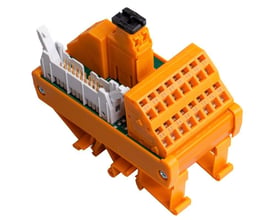 Weidmüllers LM2NZF-interface-modul med relæ ses skråt forfra med orange tilslutningsklemmer, nummerering og stikforbindelse.