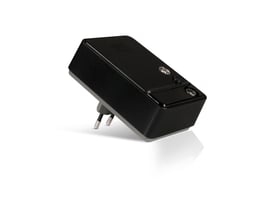 Nærbillede af den sorte One For All SV 9610 signalforstærker, der viser dens kompakte design med stik og knapper.