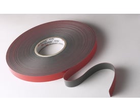 Rulle af 3M VHB Tape 4611F, en mørkegrå akrylskumtape med rød liner, 25 mm bred.