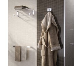 HeFe OUTLINE håndklædeholder i blank krom, monteret på badeværelsesvæg med mørke og lyse klinker, ved siden af en badekåbe og håndklæder.