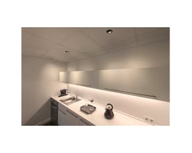 SLV UNIVERSAL Downlight afdækning i sort ses monteret omkring runde, indbyggede loftspots i et køkken.