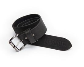 Nærbillede af Mascot Congo sort læderbælte med præget logo og skinnende metalspænde på hvid baggrund.