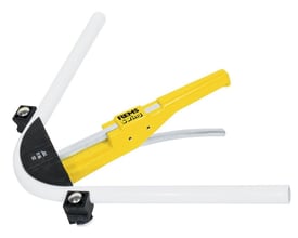 Nærbillede af Rems Swing bukkeren i brug, bøjer et hvidt rør og viser dimensionerne 16, 18, 22 mm.